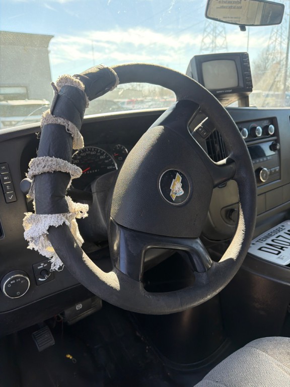 2011 Chevrolet Express Image 14