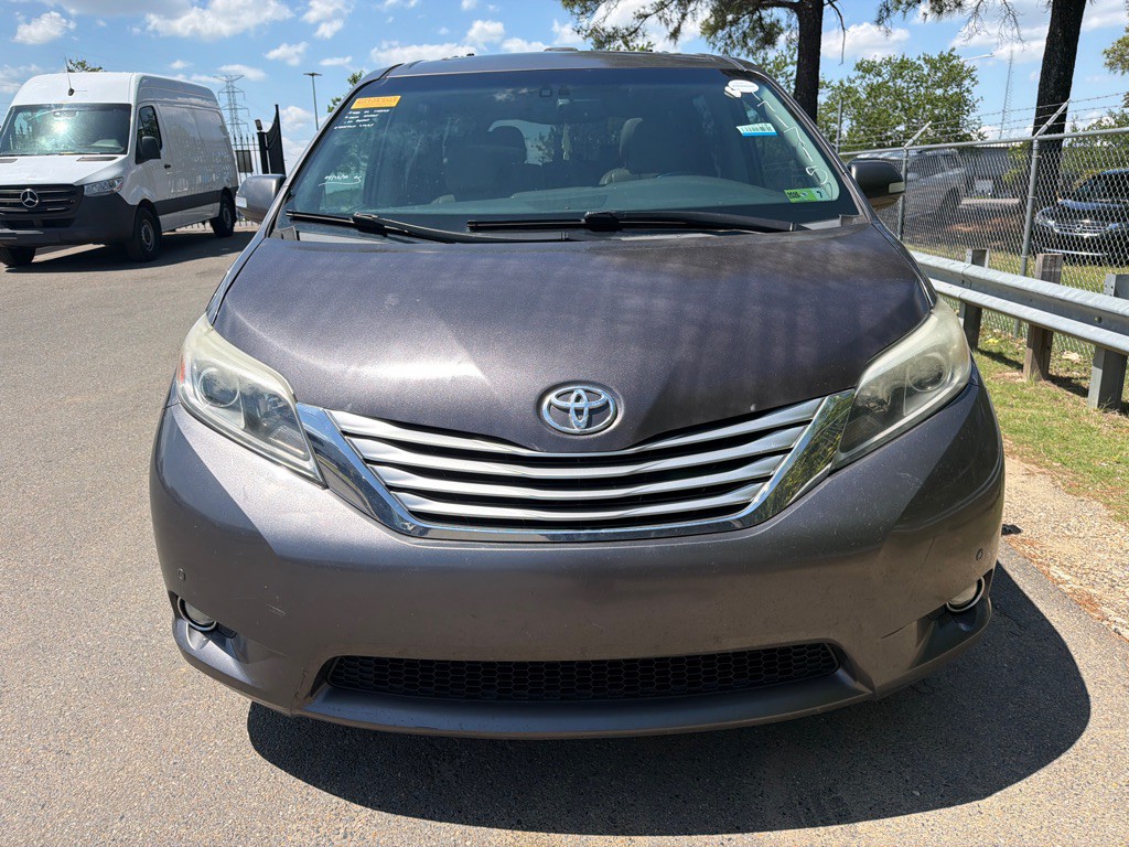 2017 Toyota Sienna Image 2