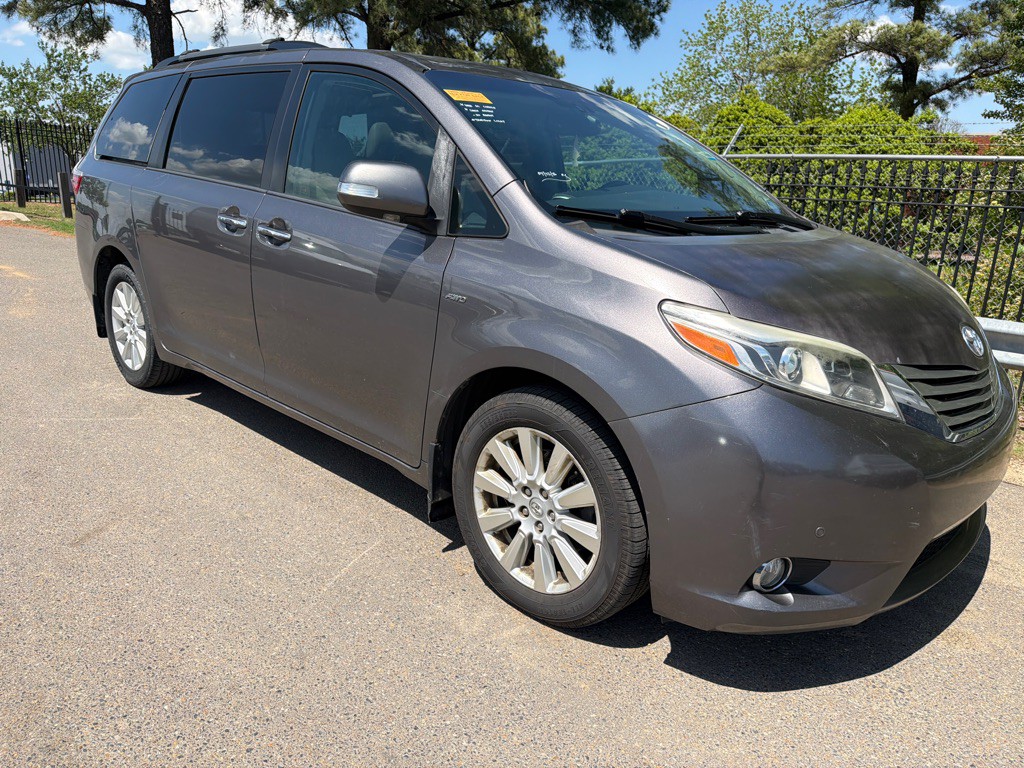 2017 Toyota Sienna Image 3