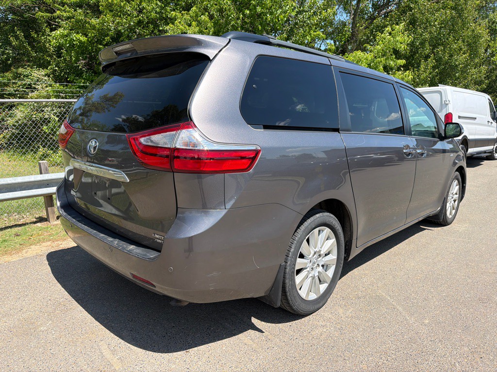 2017 Toyota Sienna Image 4