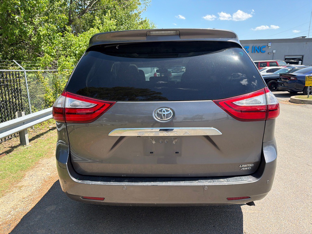 2017 Toyota Sienna Image 5