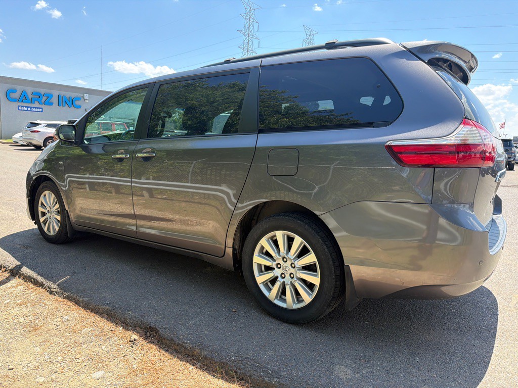 2017 Toyota Sienna Image 6