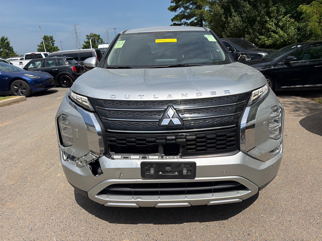 2022 Mitsubishi Outlander Image 2