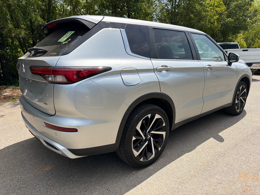 2022 Mitsubishi Outlander Image 4