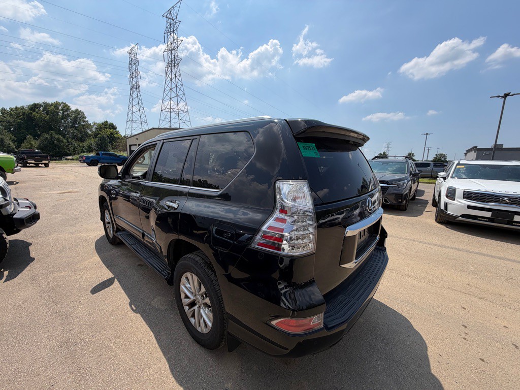 2017 Lexus GX Image 2