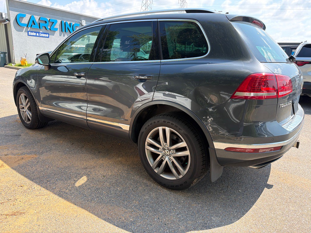 2016 Volkswagen Touareg Image 6