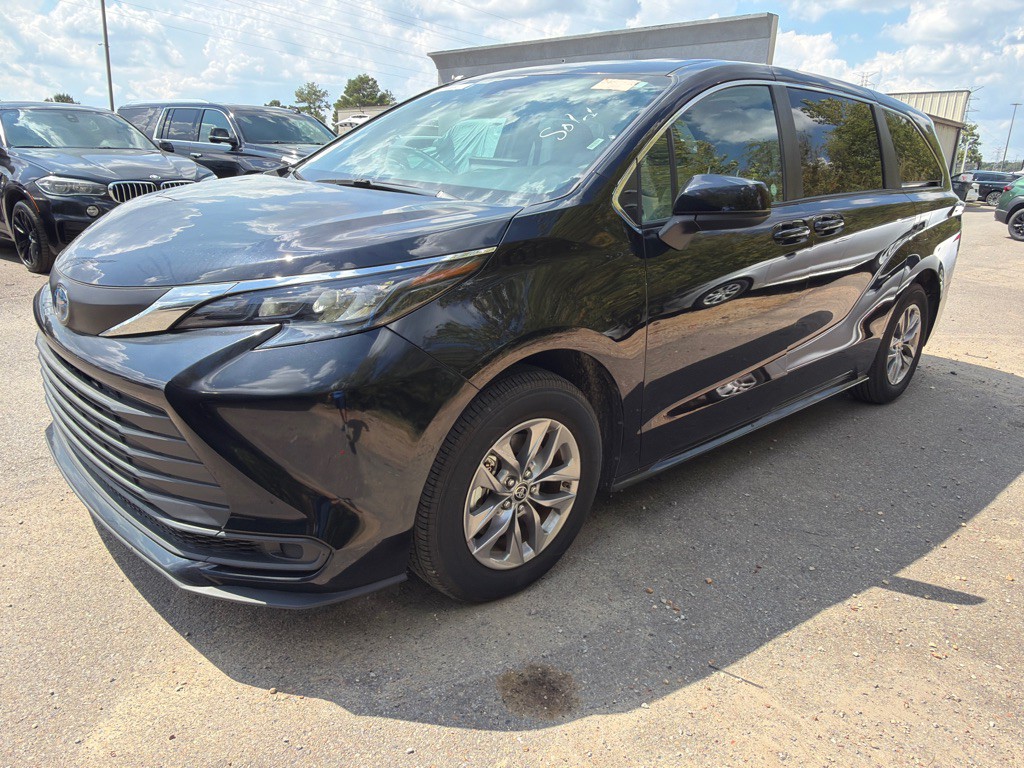 2025 Toyota Sienna Image 1