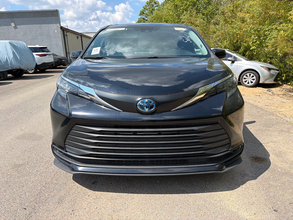 2025 Toyota Sienna Image 2