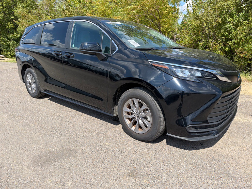 2025 Toyota Sienna Image 3