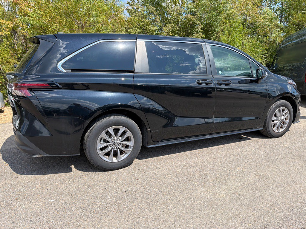 2025 Toyota Sienna Image 4
