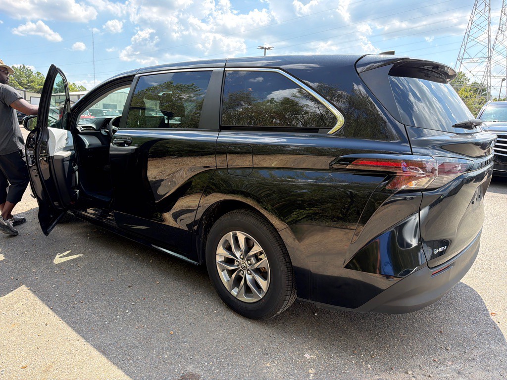 2025 Toyota Sienna Image 6
