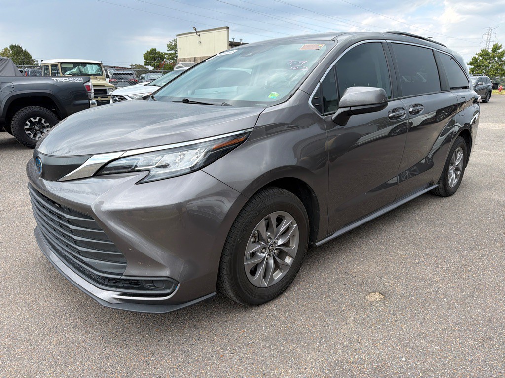 2022 Toyota Sienna Image 1