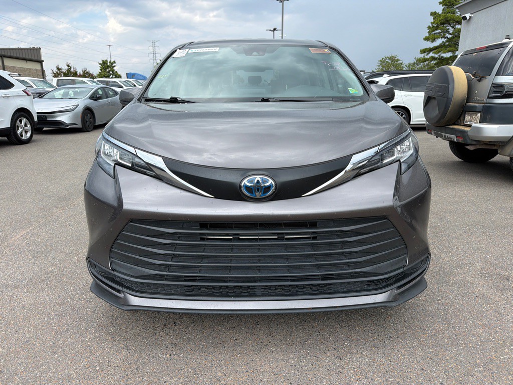 2022 Toyota Sienna Image 2