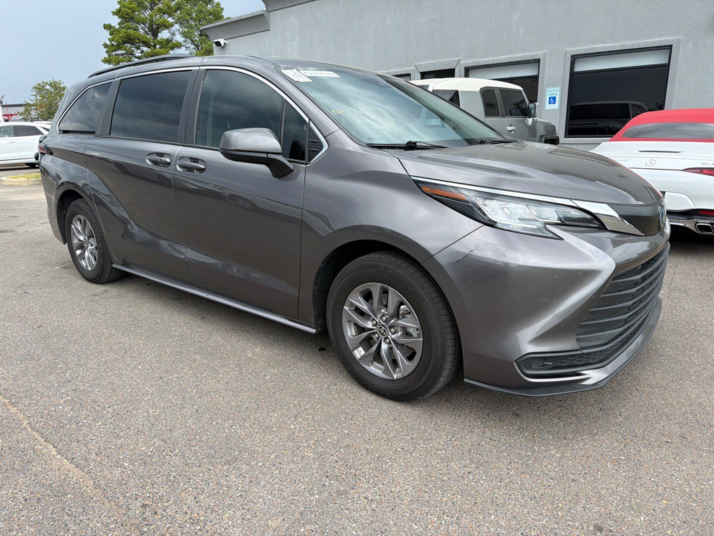 2022 Toyota Sienna Image 3