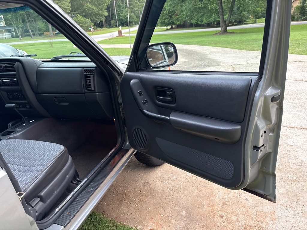 2000 Jeep Cherokee Image 11