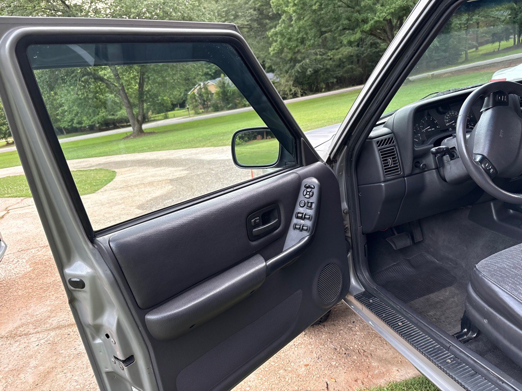 2000 Jeep Cherokee Image 15