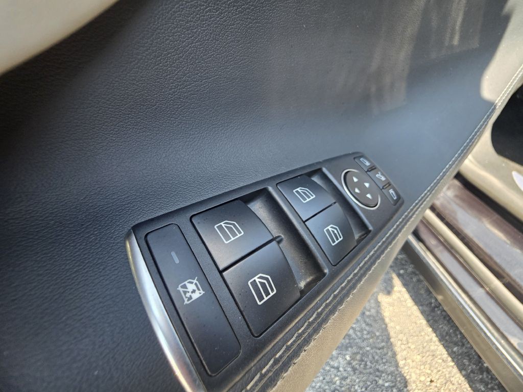2015 Tesla Model S Image 16