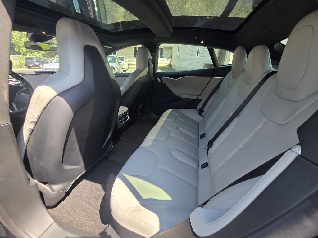 2015 Tesla Model S Image 18