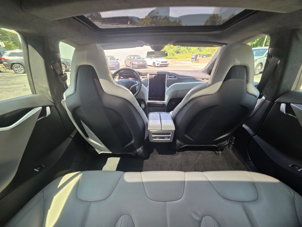 2015 Tesla Model S Image 20