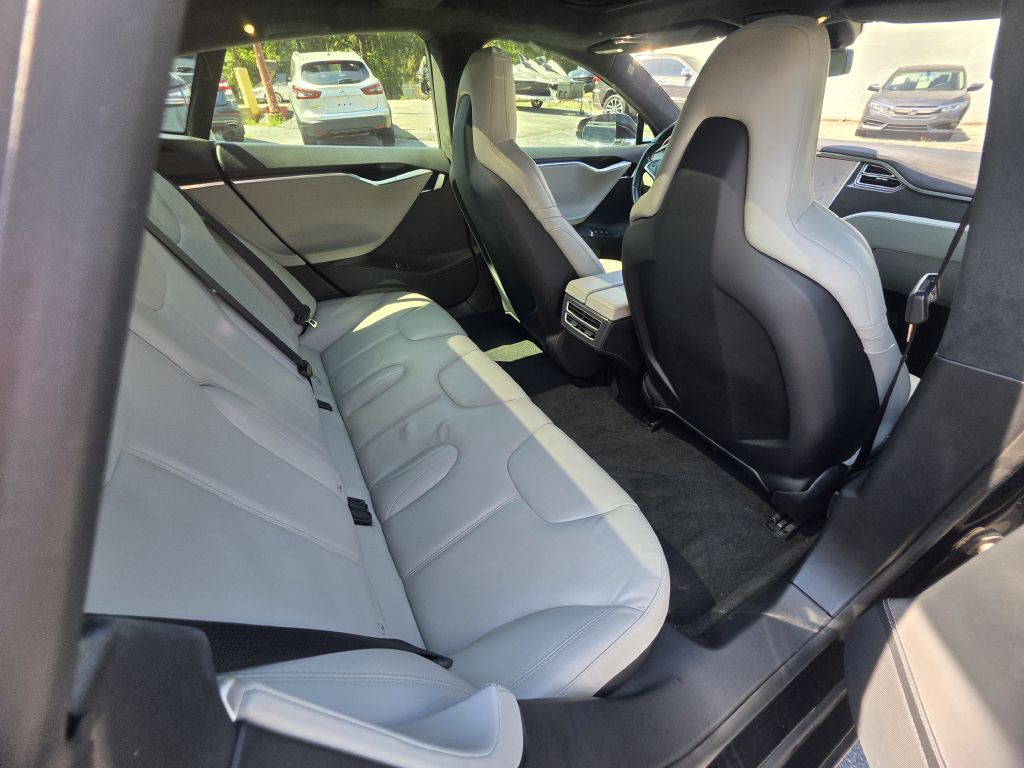 2015 Tesla Model S Image 21