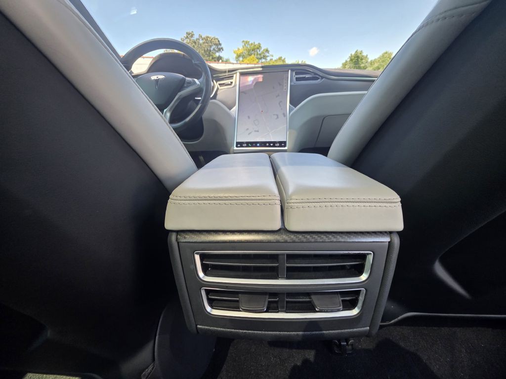 2015 Tesla Model S Image 24