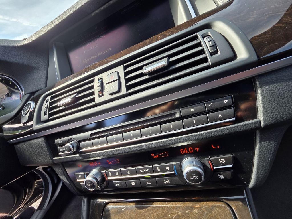 2015 BMW 5 Series Image 32