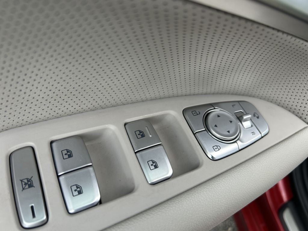 2021 Genesis G70 Image 13