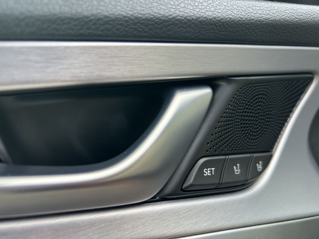 2021 Genesis G70 Image 14