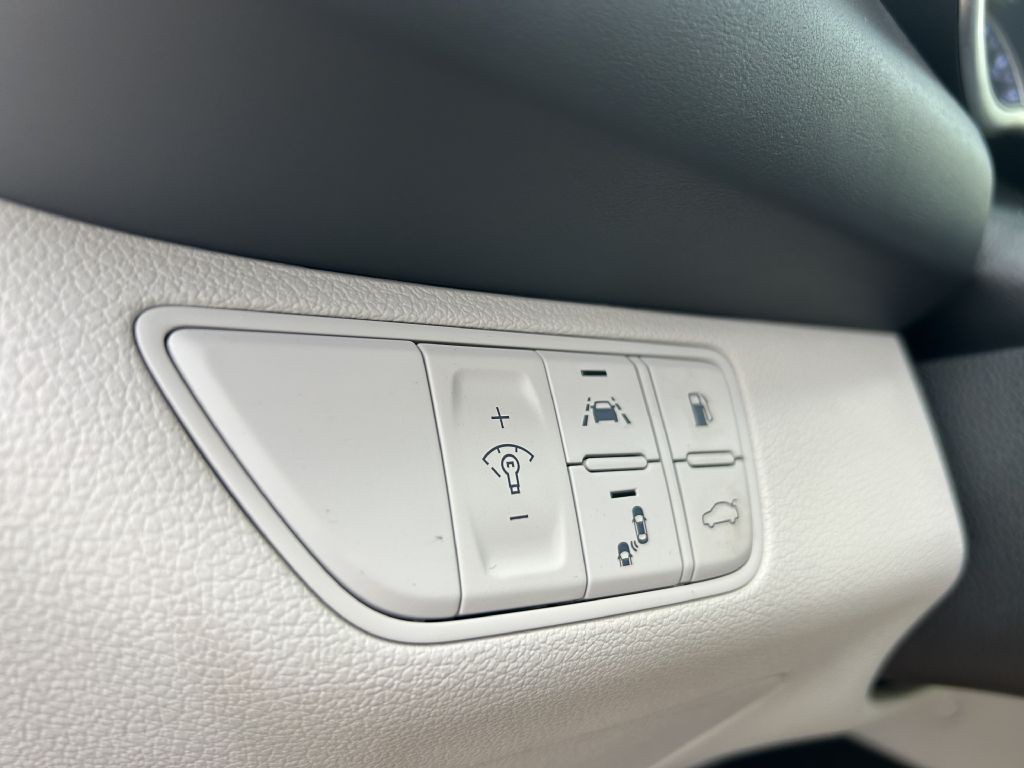 2021 Genesis G70 Image 16