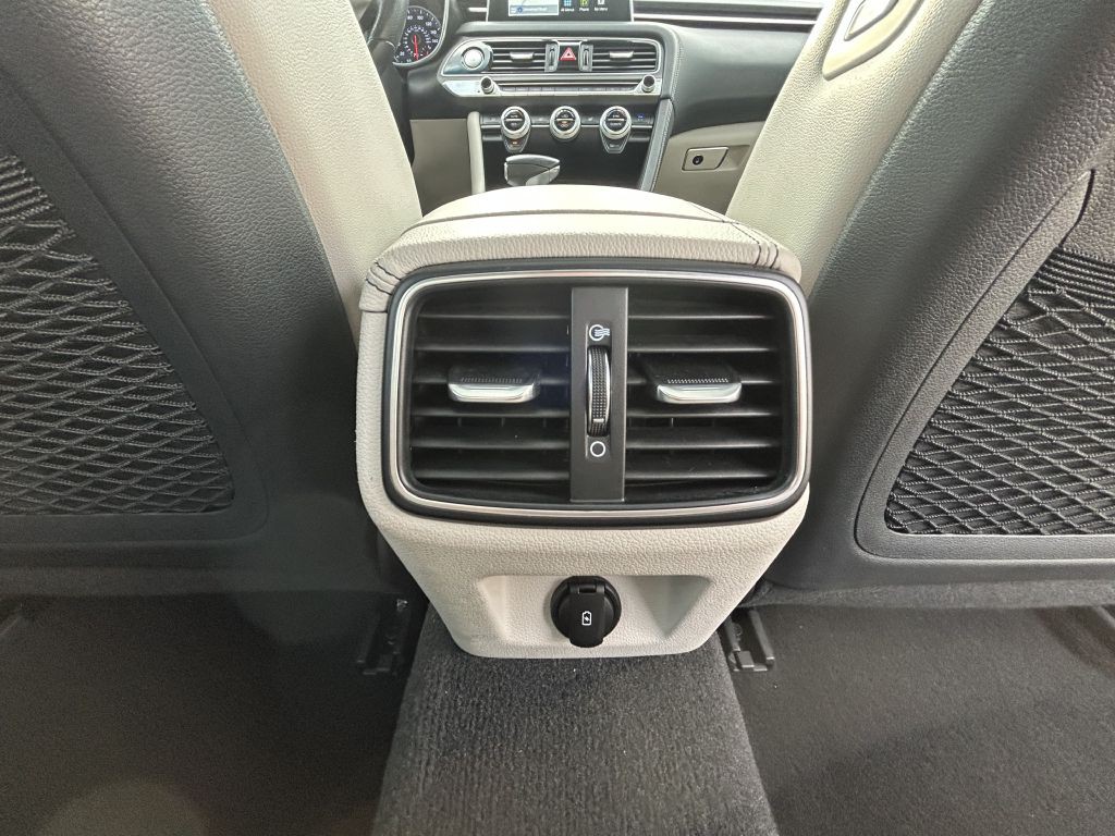 2021 Genesis G70 Image 21