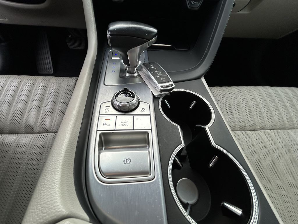 2021 Genesis G70 Image 25