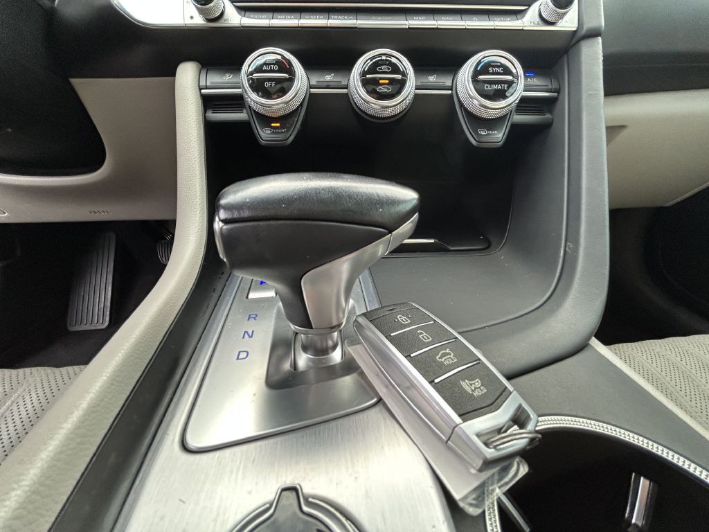 2021 Genesis G70 Image 26