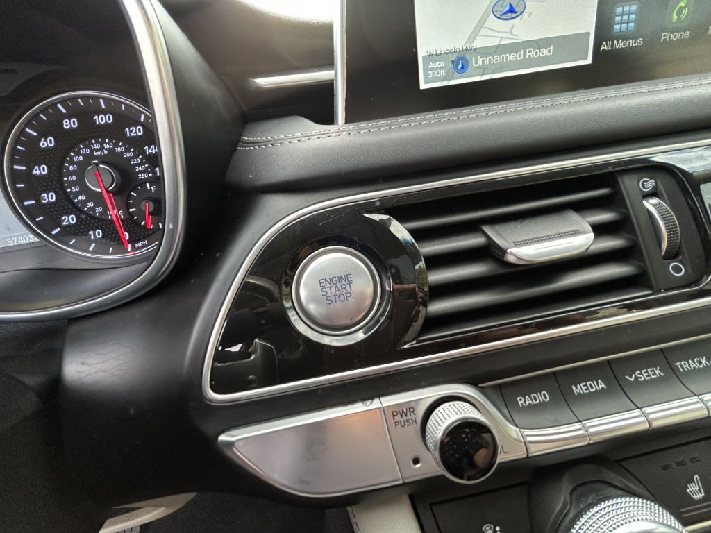 2021 Genesis G70 Image 32