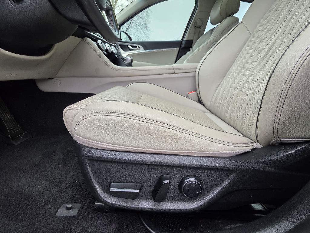 2021 Genesis G70 Image 31