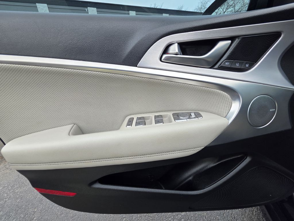 2021 Genesis G70 Image 32