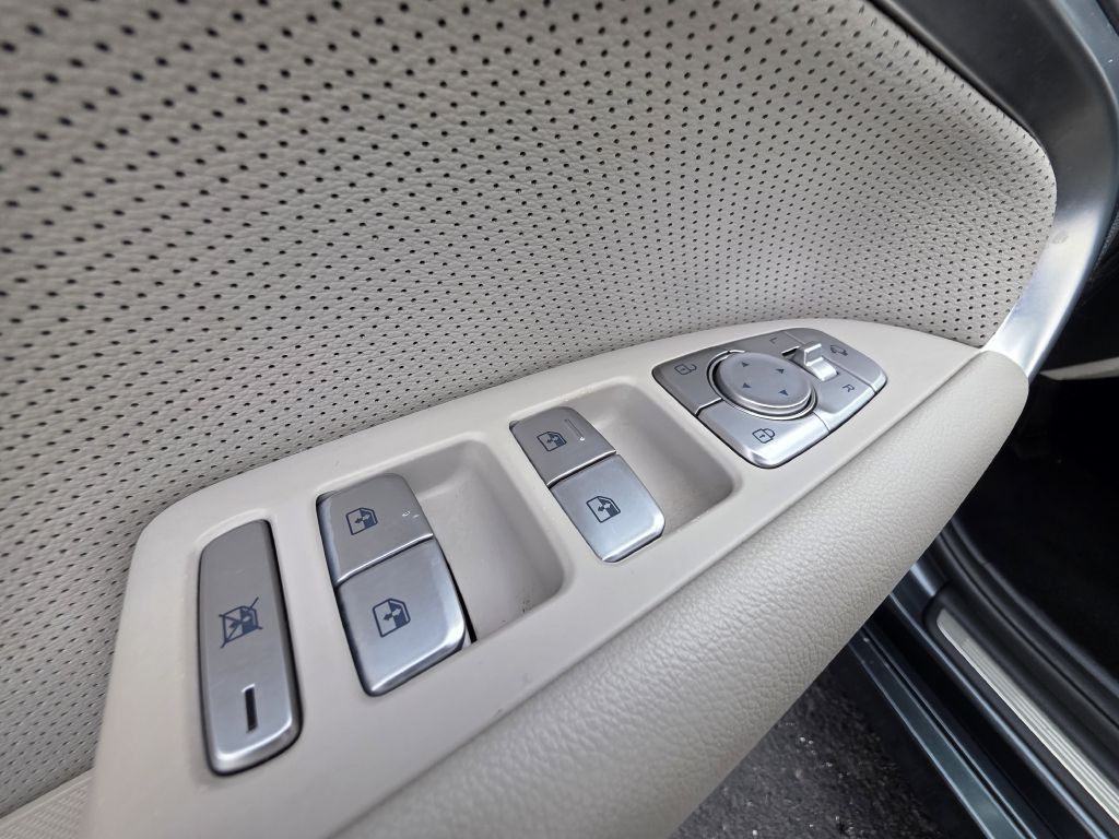 2021 Genesis G70 Image 33