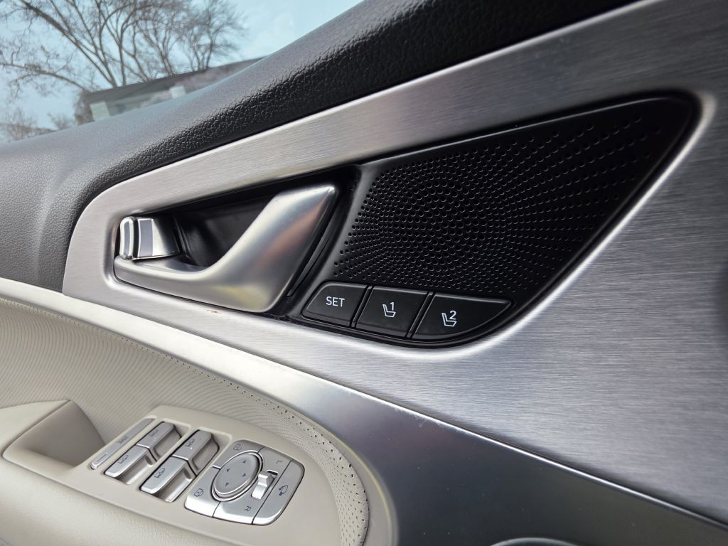 2021 Genesis G70 Image 34