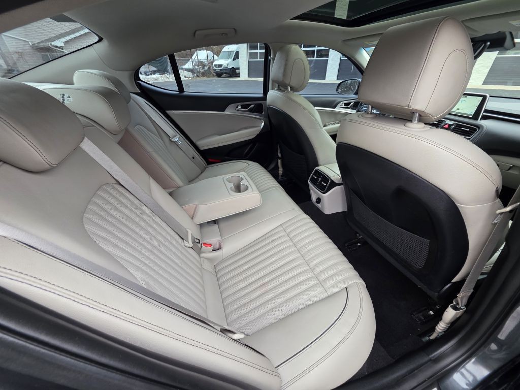 2021 Genesis G70 Image 37