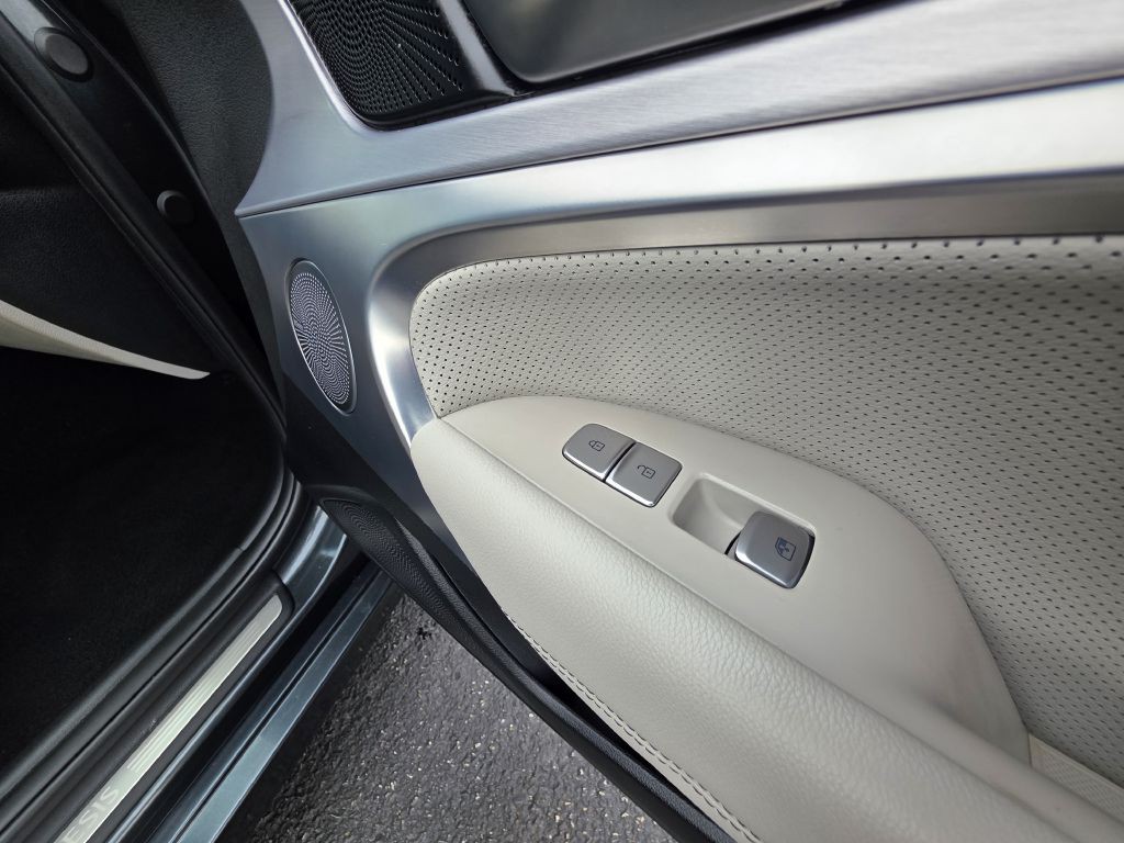 2021 Genesis G70 Image 41