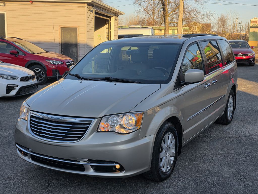 2015 Chrysler Town & Country Image 2