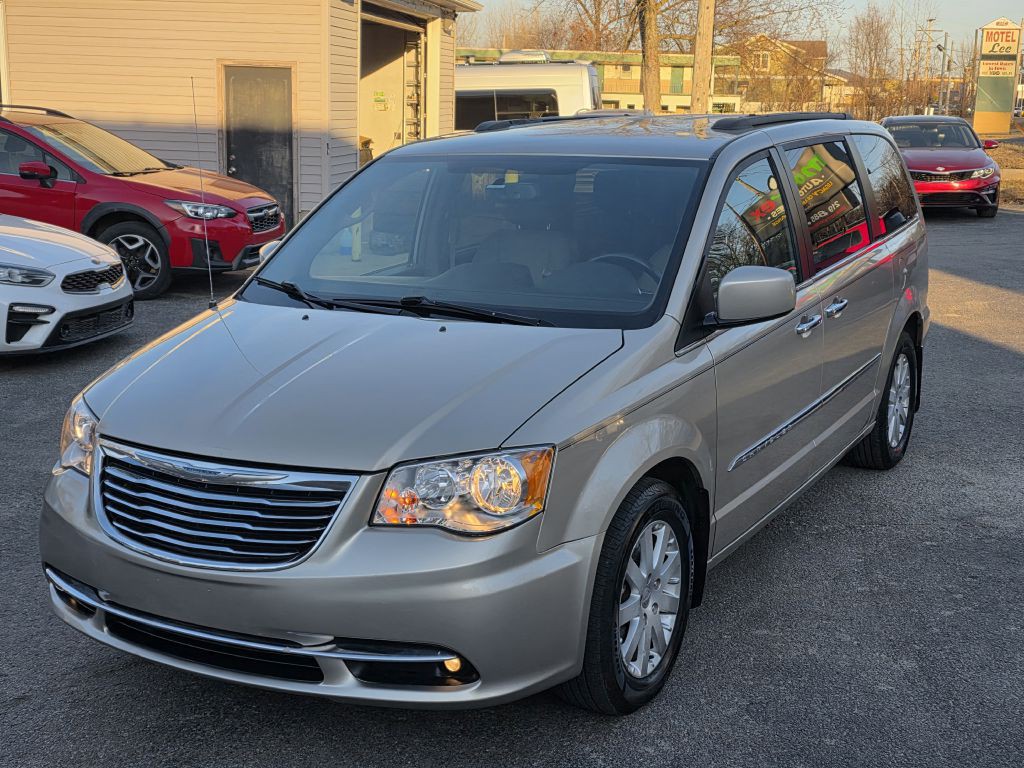 2015 Chrysler Town & Country Image 3