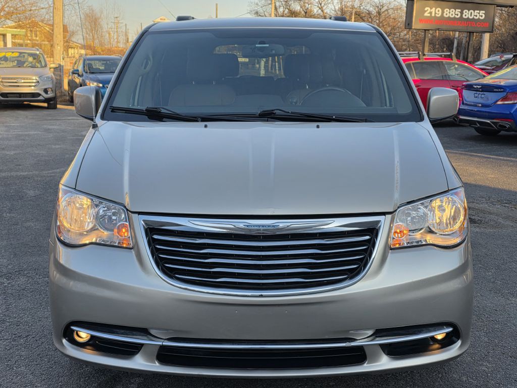 2015 Chrysler Town & Country Image 4