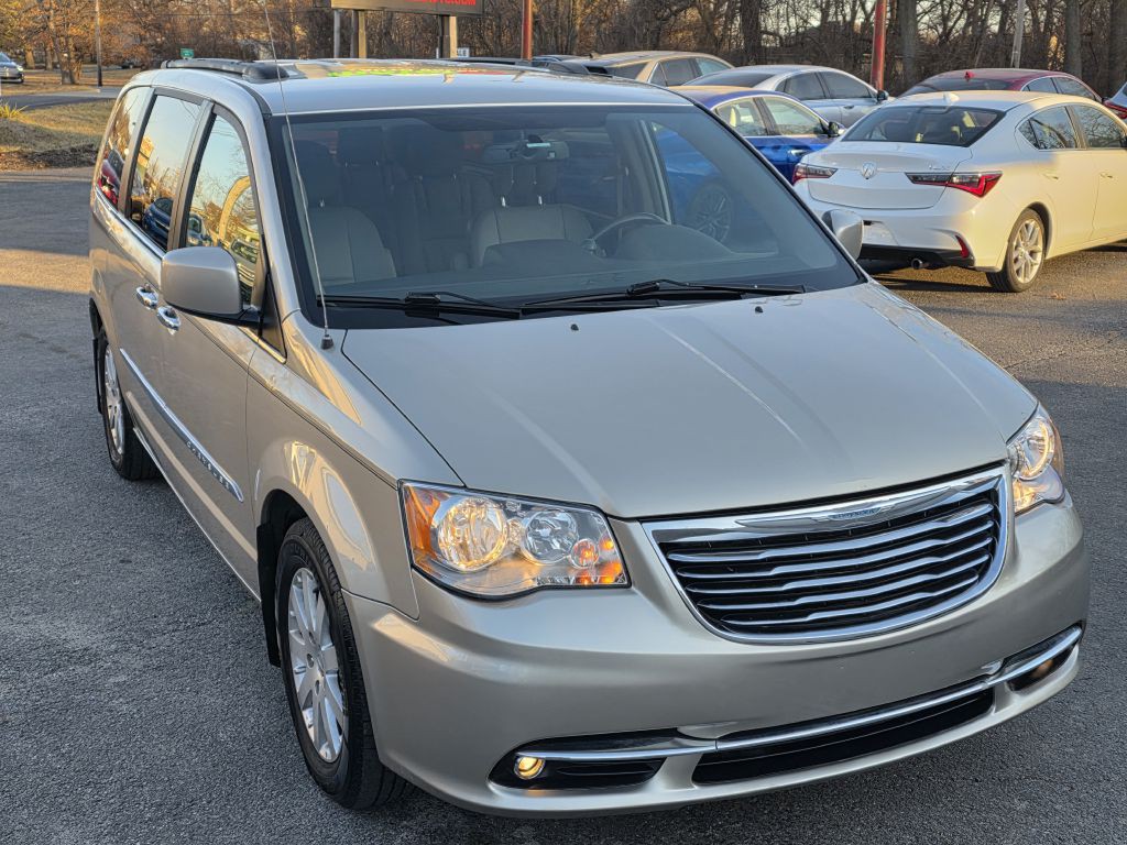 2015 Chrysler Town & Country Image 8