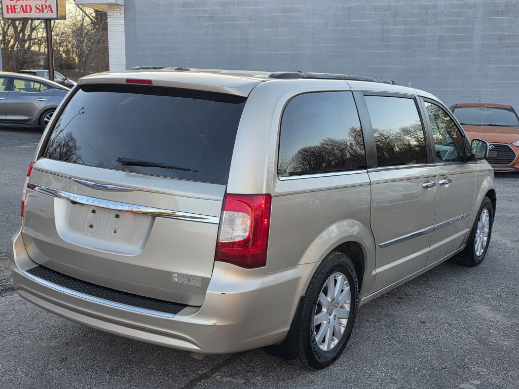2015 Chrysler Town & Country Image 9