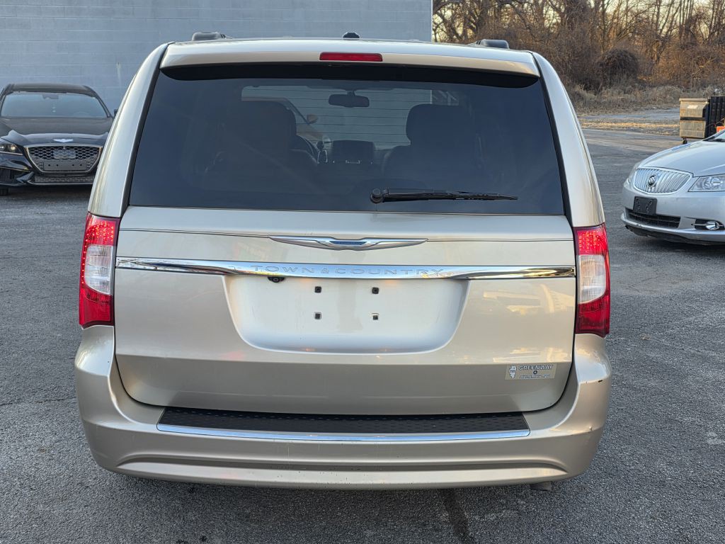 2015 Chrysler Town & Country Image 10