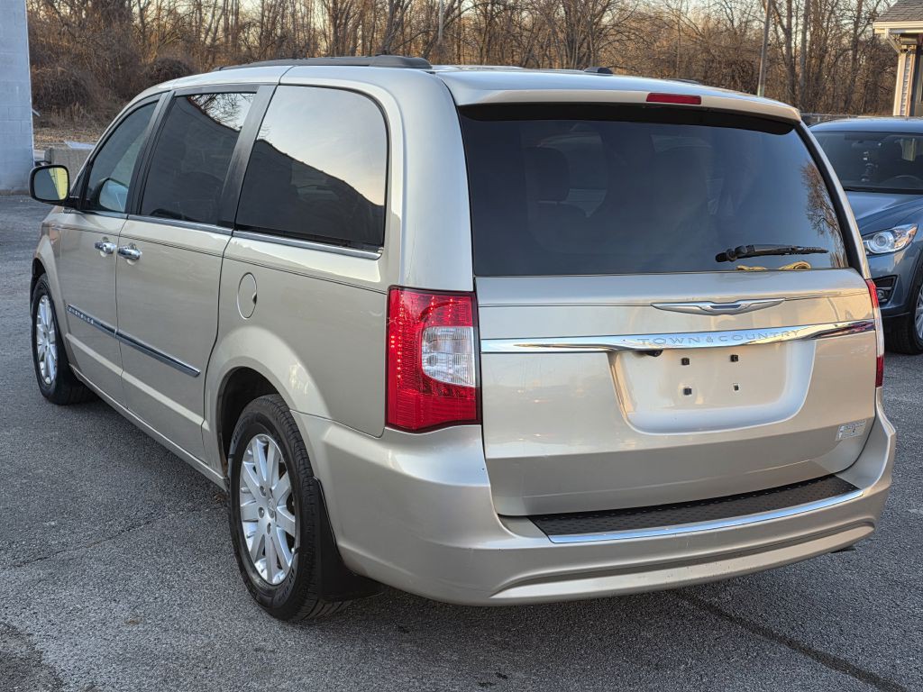 2015 Chrysler Town & Country Image 11