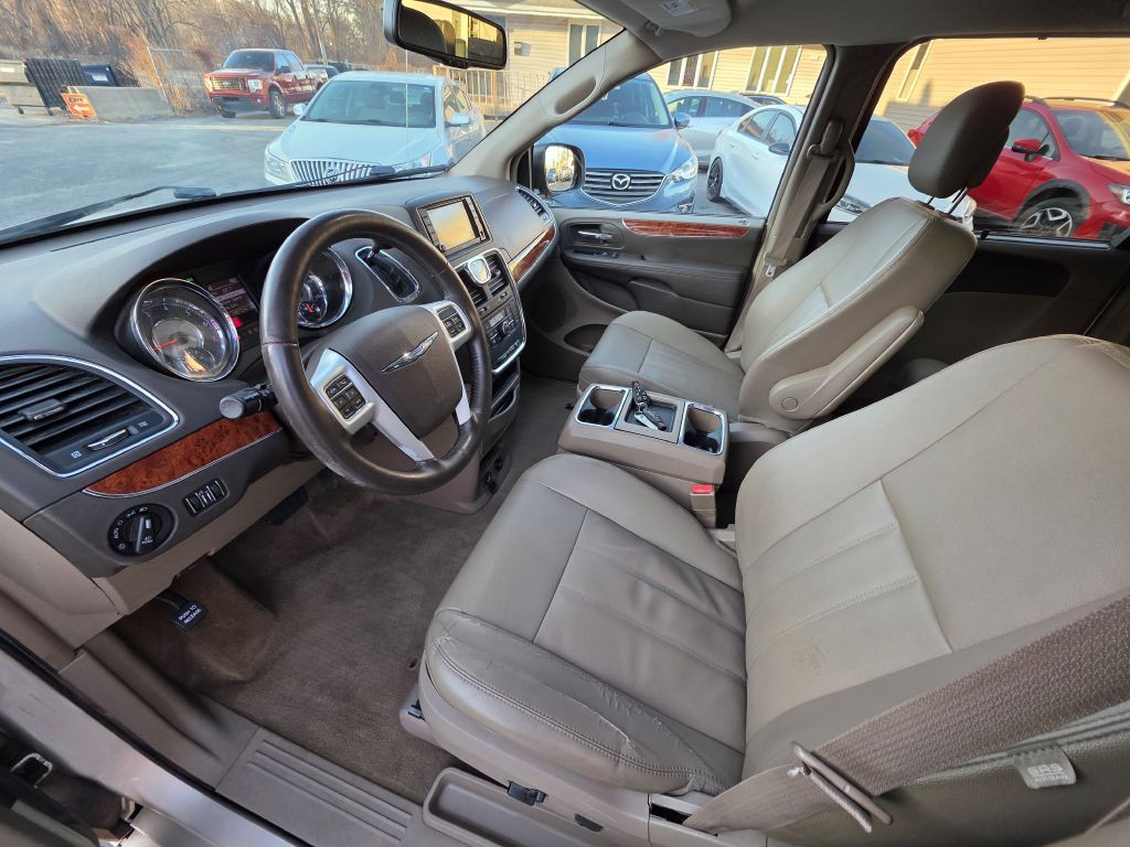 2015 Chrysler Town & Country Image 15