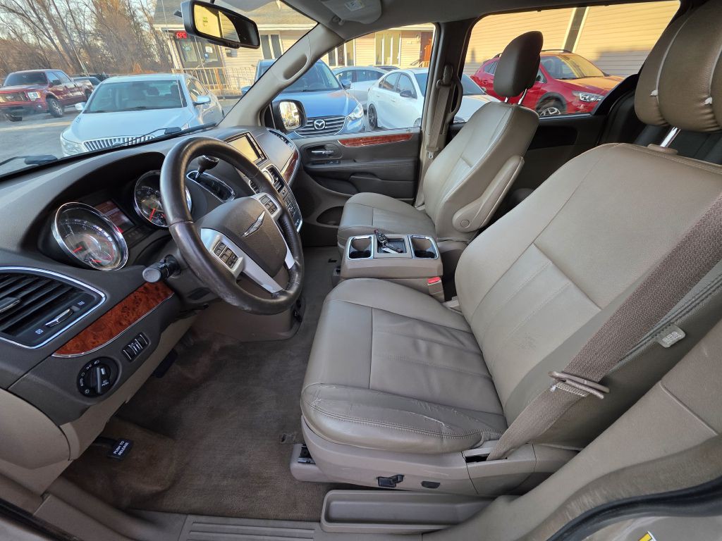2015 Chrysler Town & Country Image 16