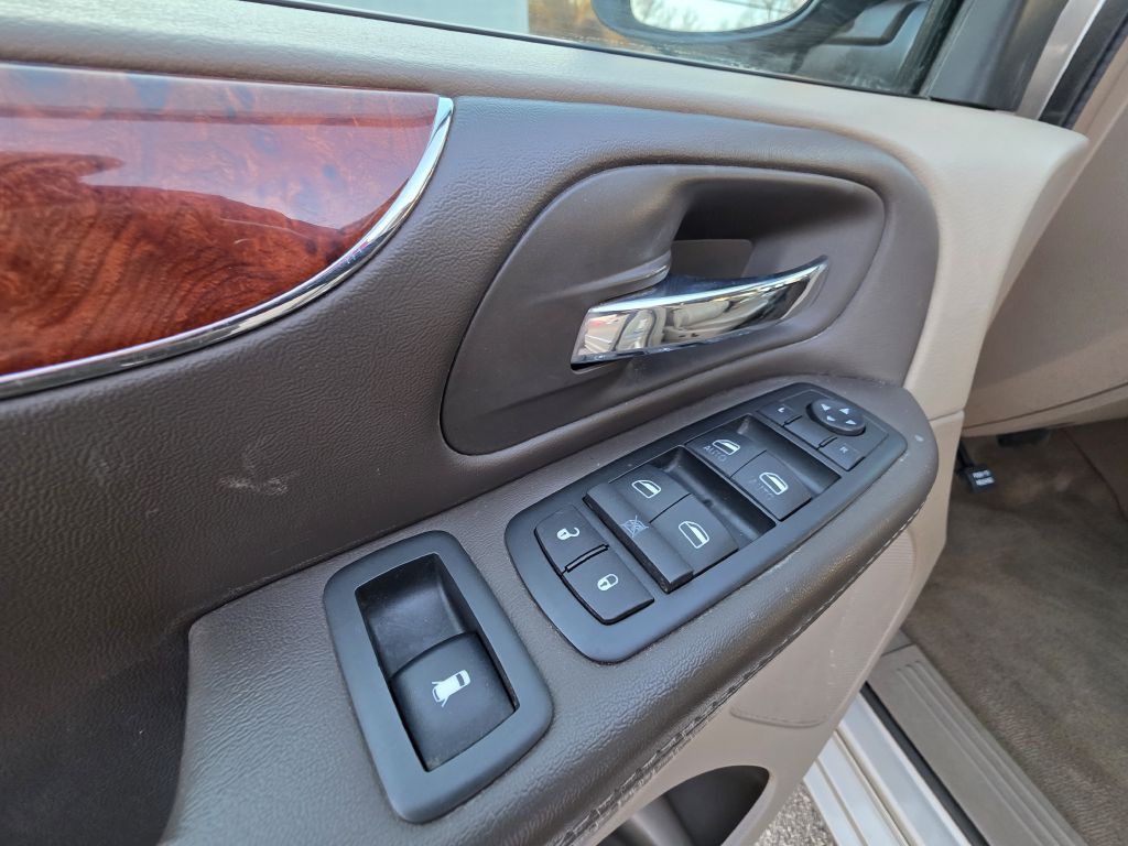 2015 Chrysler Town & Country Image 17