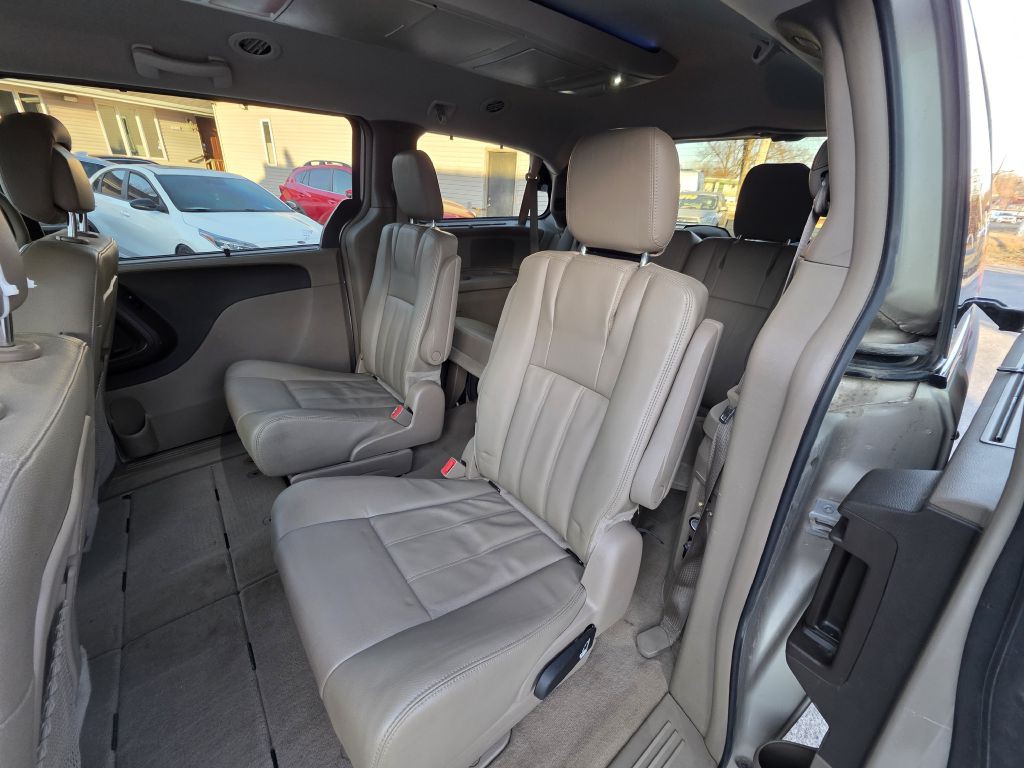 2015 Chrysler Town & Country Image 18